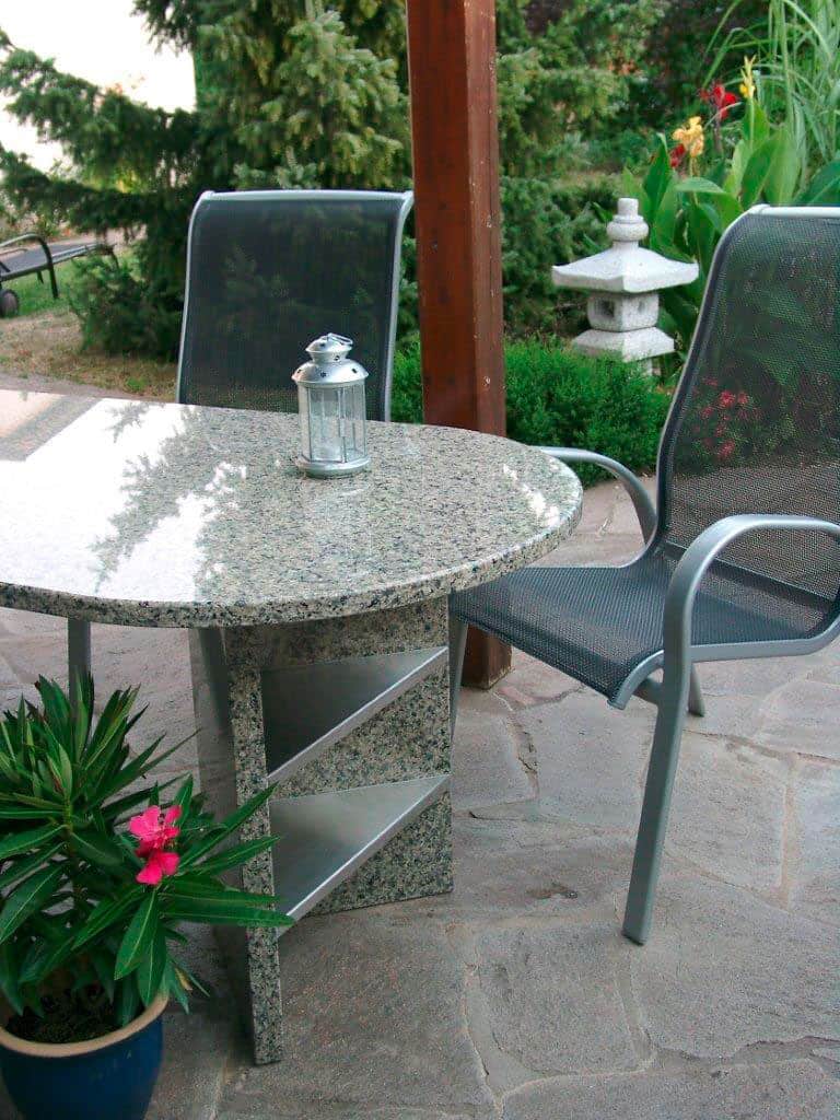 Outdoor-Tisch aus beständigem Naturstein für den Garten, die Terrasse oder den Balkon
