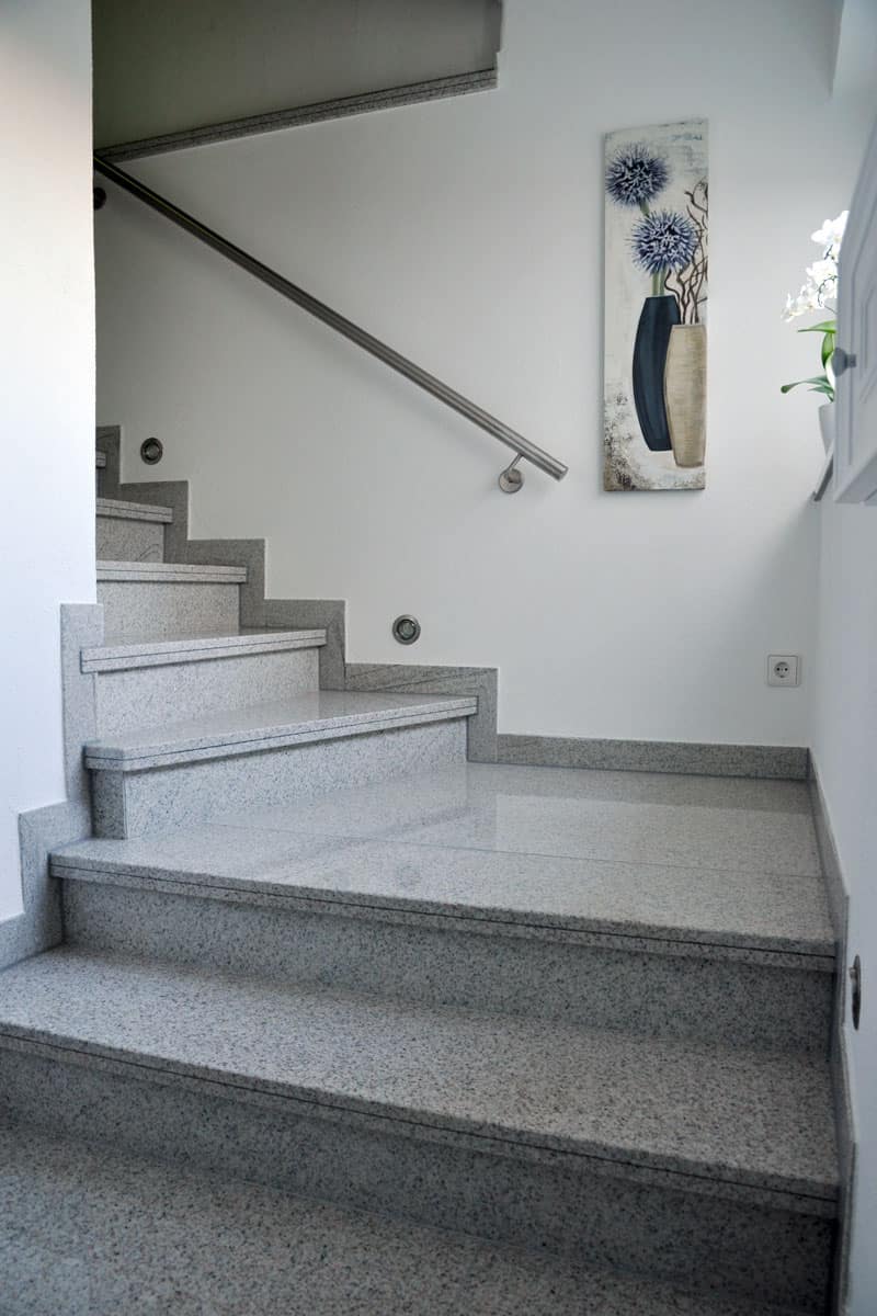 ADE-Natur-und-Kunststeine-Treppen-mit-Betonlauf-Imperial-White-Impression1