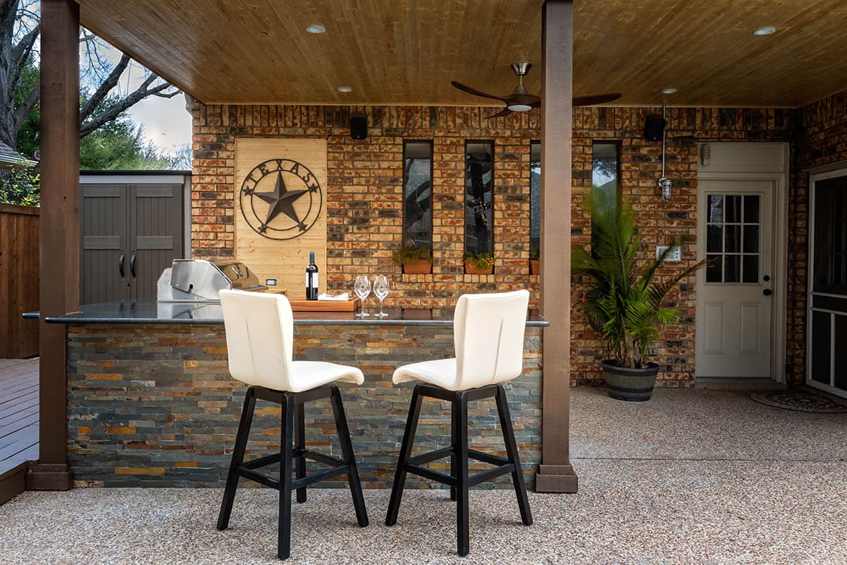 Outdoorküche und Grill mit Natursteinplatte