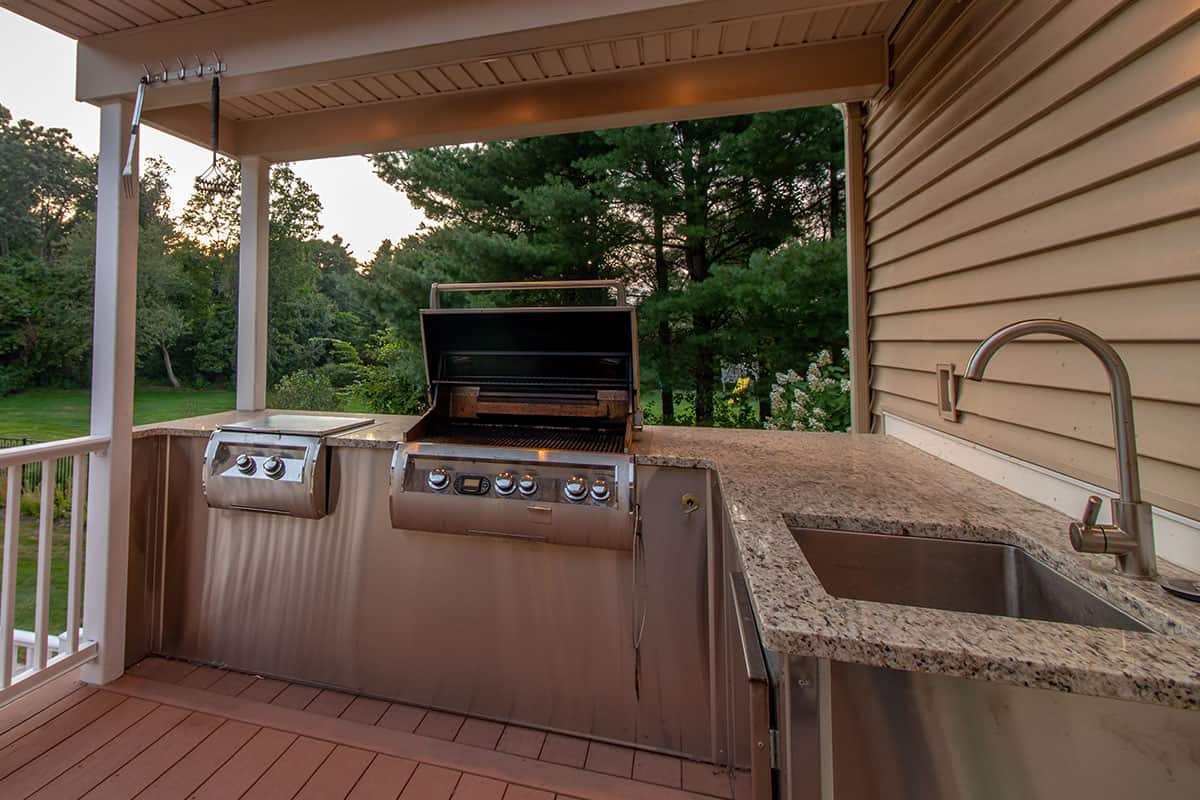 Natursteinplatte in einer Outdoorküche im Außenbereich