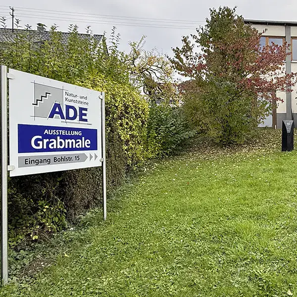 Grabmalausstellung der ADE Natur- und Kunststeine GmbH in Kohlberg