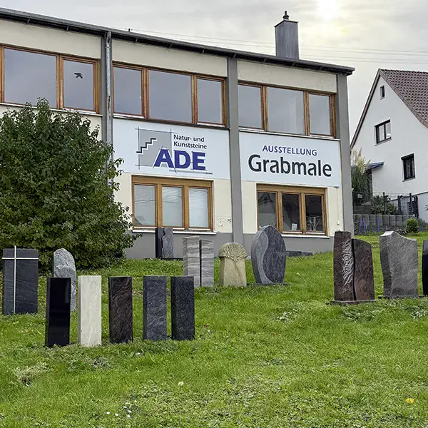 Grabmalausstellung der ADE Natur- und Kunststeine GmbH in Kohlberg