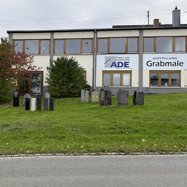 Grabmalausstellung der ADE Natur- und Kunststeine GmbH in Kohlberg