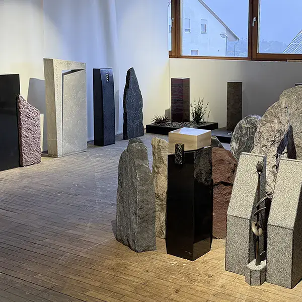 Grabmalausstellung der ADE Natur- und Kunststeine GmbH in Kohlberg