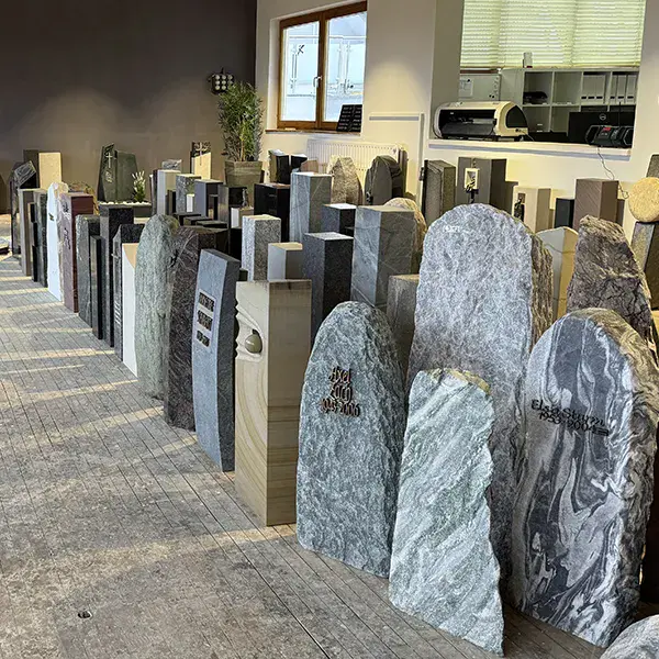 Grabmalausstellung der ADE Natur- und Kunststeine GmbH in Kohlberg