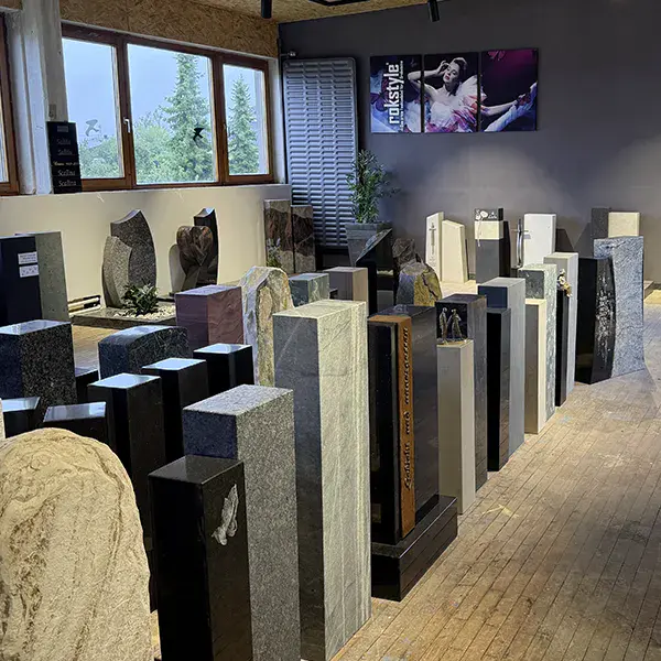 Grabmalausstellung der ADE Natur- und Kunststeine GmbH in Kohlberg